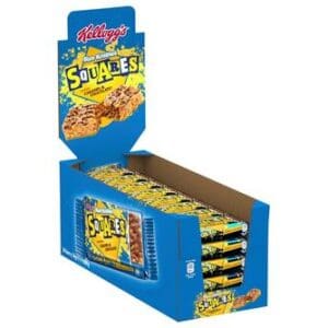 Cardboard display box of Kellogg's Squares Curious Caramel & Chocolate Cereal Bars 30x36g, open and filled with individually packaged bars.